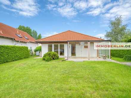 IMMOBERLIN.DE - Attraktiver Bungalow mit Südgarten und Pool in familiärer Lage