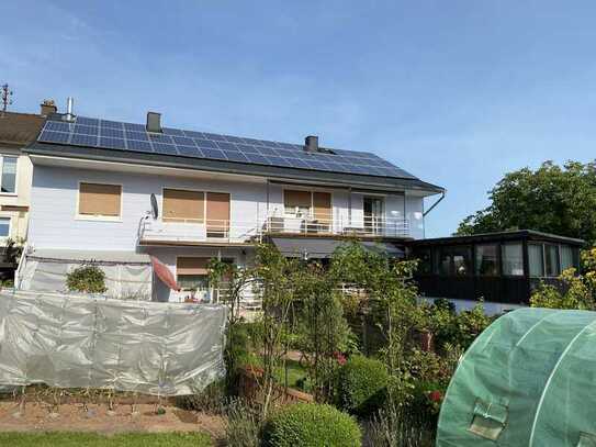 Gepflegtes Zweifamilienhaus mit wunderschönem Garten und Photovoltaikanlage