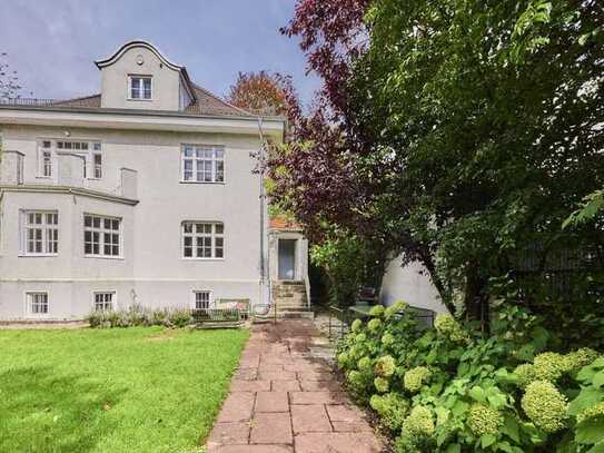 Charmante kleine Wohnung in exklusiver Villa in München-Solln zu vermieten.