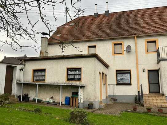 EIDENBORN : Ehem. BAUERNHAUS für = HANDWERKER = mit schönem Grundstück !