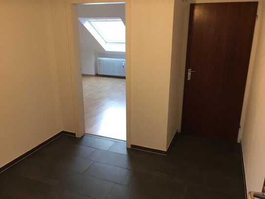 Schöne, geräumige ein Zimmer Wohnung in Duisburg, Küche und Badezimmer mit Fenster