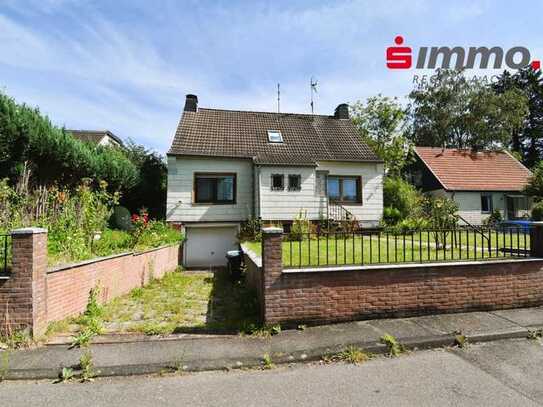 Freistehendes, modernisierungsbedürftiges Einfamilienhaus mit Garten und Garage in ruhiger Lage