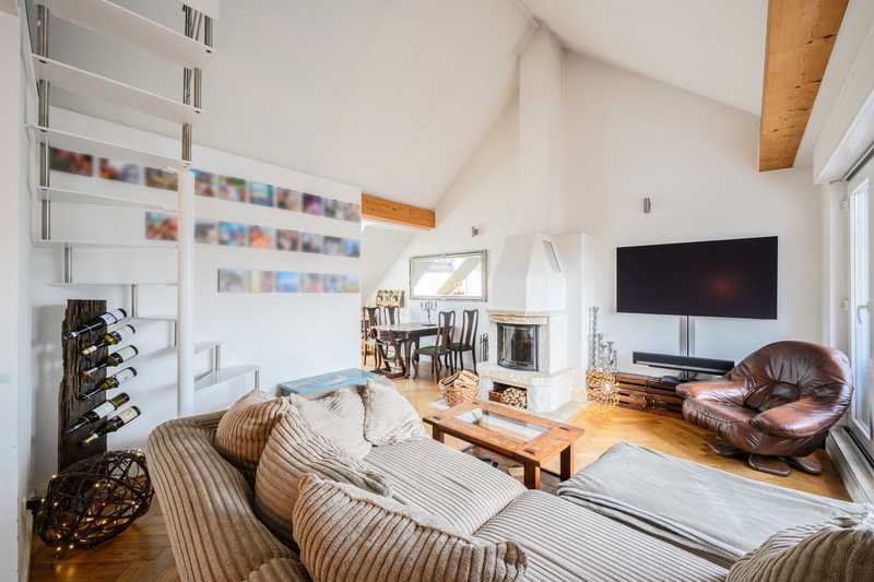 Licht, Raum und Atmosphäre – anmutige Maisonettewohnung mit Dachterrasse und Kamin in Rheinnähe