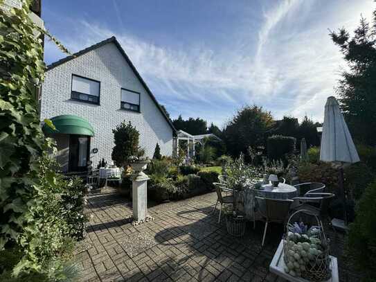 *Wohnen mit Flair* Charmantes Einfamilienhaus mit idyllischem Traumgarten!