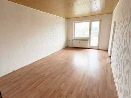 Kaltmietfrei!!! Geräumige 4-Raumwohnung mit PVC-Boden in Laminatoptik, Wannenbad und Balkon...!!!.