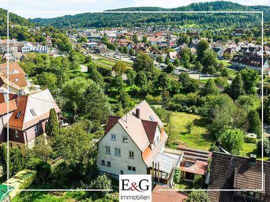 Platz für eine große Familie! 11 Zimmer, 2 Garagen und ein herrlicher Garten