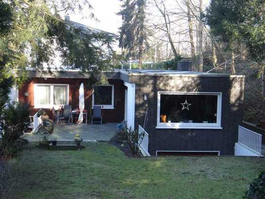 Idylle im Grünen, großer Garten mit Baumbestand und Sauna im Haus