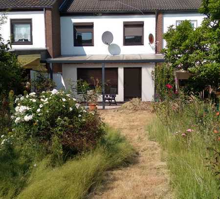 Gute Gelegenheit! Reihen-Mittelhaus mit Gartengrundstück, Terrasse sowie Außenkamin!