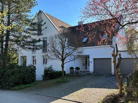 Architektenhaus! TOP-Lage! Freistehend mit ELW im grünen Herzen von Mainburg!
