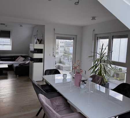 Stilvolle, moderne, helle 3-Zimmer-Dachgeschosswohnung m. geh. Ausstattung m. Balkon für bis zu 3 P.