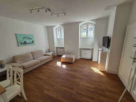 Westend-Süd: Möblierte, helle 2,5-Zimmer-Souterrain-Wohnung, zentral, ruhig
