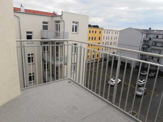 ERSTBEZUG NACH SANIERUNG! Gemütliche 3-Raum-DG-Wohnung mit Balkon, Weitblick + Fahrstuhl in Buckau!