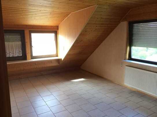 Schöne Dachwohnung 2,5 Zimmer (mit Küchen und Bad) in entspannter Ortsrandlage