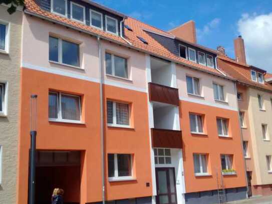 Schöne Dachgeschosswohnung mit Loggia und Einbauküche im Michaelisviertel