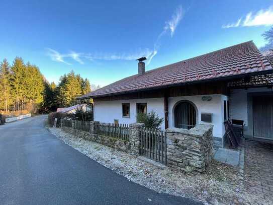 Sanierungsbedürftiges Haus in idyllischer Lage mit 2 Garagen und eigenem Wald!