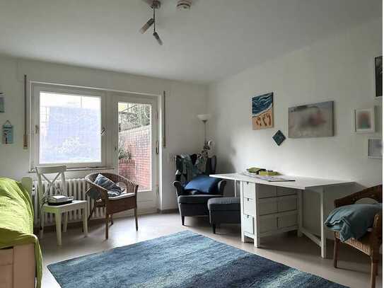 Schöne, neuwertige 2-Zimmer-Souterrain-Wohnung mit gehobener Innenausstattung inkl. großer Terrasse