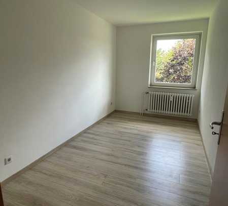 Helle Wohnung mit Balkon, Wanne und Laminat