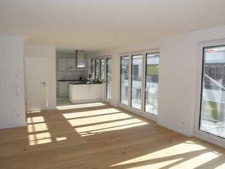 Super moderne & geräumige Wohnung mit zweieinhalb Zimmern sowie Balkon & EBK in KA