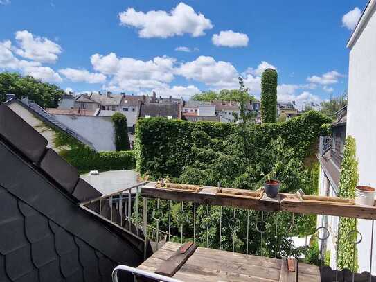 Lichtdurchflutete DG Maisonette sehr ruhig mit kl. Terrasse u. PKW Stellplatz - von privat