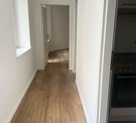 ** Erstbezug nach Modernisierung - 2-Zimmer-Wohnung mit Balkon und Einbauküche im Seitenhaus**