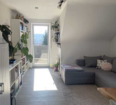 Helle 2-Zimmer DG Wohnung mit schönem Ausblick über Königsbach