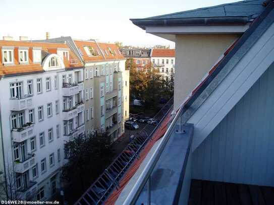 neuwertiges Dachgeschoss, gehobene Ausstattung, möbliert, moderner Kamin.