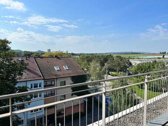 Stilvolle 2-Zimmer-Penthouse-Wohnung mit EBK und Balkon