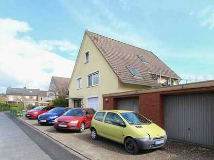 Schönes Zweifamilienhaus mit Garten und 2 Garagen in ruhiger Sackgassenlage