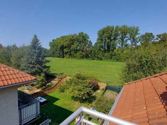 +++ Dachgeschoßträume: freie Wohnung zum Eigennutz, großer Balkon, 2 Stellplätze+++