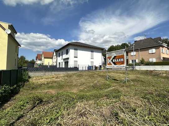 Attraktives Villengrundstück an der Stadtgrenze nach Kronberg. Baureif, provisionsfrei.