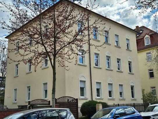 Leerstehende 2 -Zimmer-Maisonette-Wohnung sucht neuen Eigentümer und braucht Auffrischung