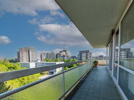 **Freie und lichtdurchflutete Wohnung mit großem Balkon und Fernblick**