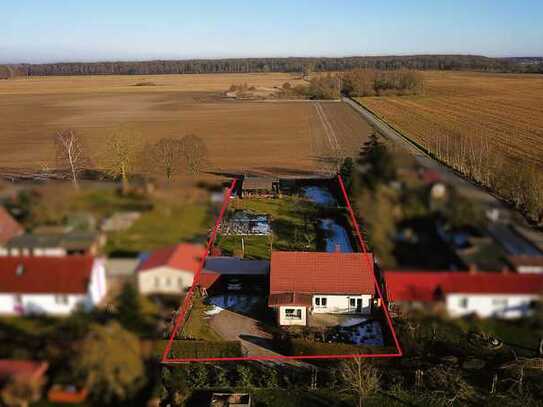 Massives Einfamilienhaus, Feldrandlage, Doppelcarport, West-Terrasse & vollmöblierter Ferienbungalow