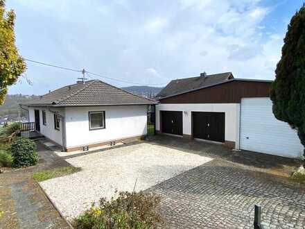 Freistehendes Einfamilienhaus in ruhiger Wohnlage mit großem Grundstück u. 3 Garagen