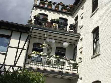 Schöne Altbauwohnung mit drei Zimmern sowie Balkon und Einbauküche in Porz Rheinnähe !
