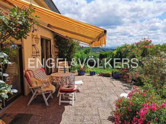 Herrliches Wohnhaus in bester Waldrandlage • bestechende Fernsicht, großer Garten und Schwimmbad