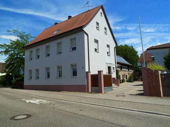 Dachgeschosswohnung mit Einbauküche und Klimaanlage in Hördt