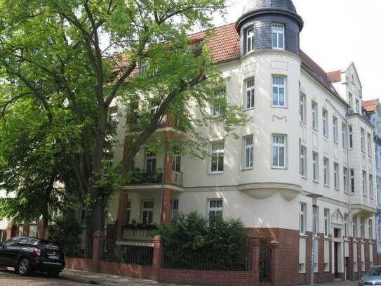 Schöne 2 Zi-Wohnung mit Balkon, Laminat, off. Küche und Duschbad in der südlichen Innenstadt