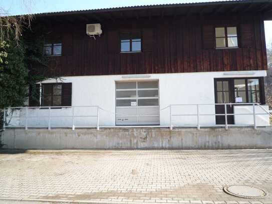 Gewerbegebäude zweigeschossig mit Laderampen und kleinem Büro