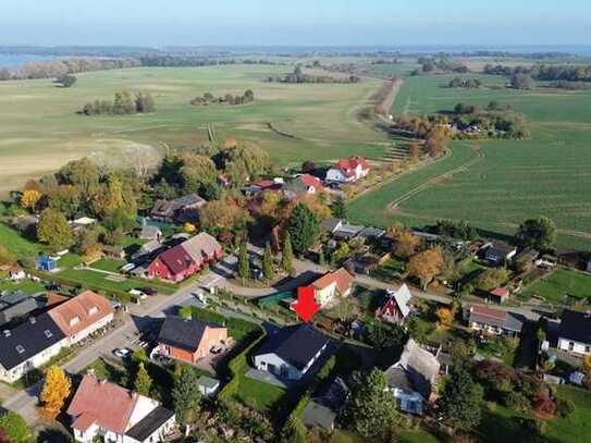 Zwischen den schönsten Seen der Mecklenburgischen Seenplatte: moderner Bungalow in attraktiver Lage