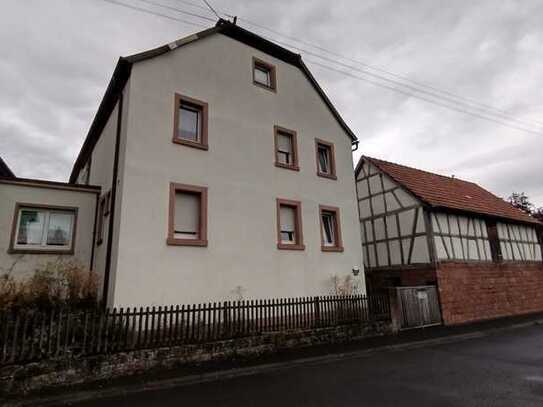 Wohnhaus mit zwei Scheunen und Hof