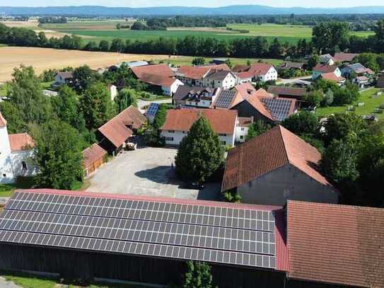 Großzügiger Vierseithof mit historischem Bauernhaus