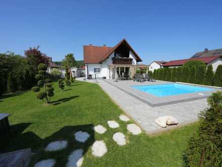 Modernisiertes Einfamilienhaus mit großem Garten, Pool und 3 Garagen in Ebersdorf bei Coburg