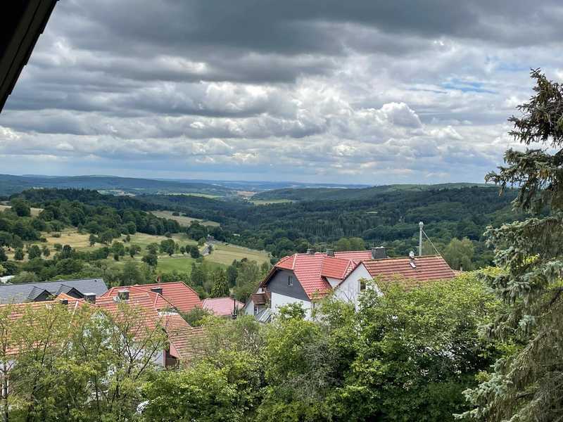                                                               Ruhiges Wohnen im Gr&uuml;nen &ndash; Gem&uuml;tliche 3-Zimmer-Dachgeschosswohnung Schotten OT&hellip;                                                       in Ulrichstein (Vogelsbergkreis)