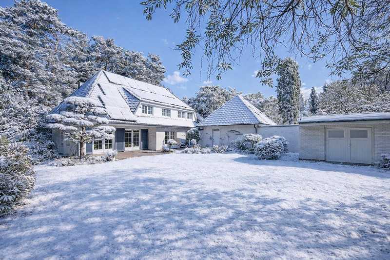 Große Familienvilla auf parkähnlichem, uneinsehbaren Grundstück