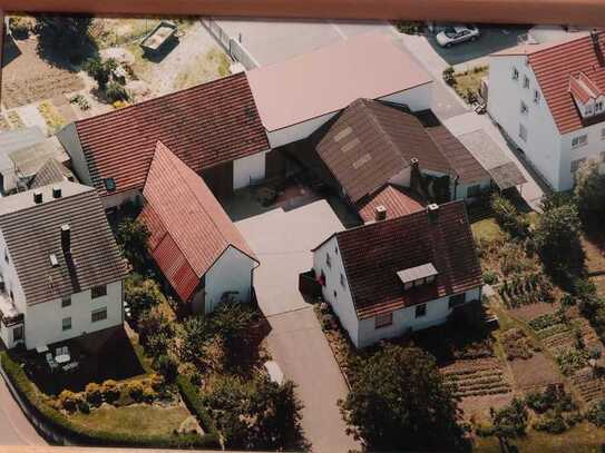 Landwirschaftliches Anwesen mit Wohnhaus, Stallungen und Hallen