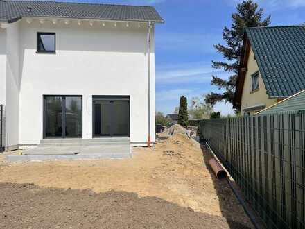 Erstbezug - Hochwertige Doppelhaushälfte mit EBK in Panketal