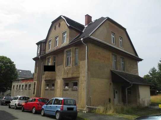 leer stehendes Wohn- und Geschäftshaus mit Anbau wartet auf Sanierung in Hirschberg