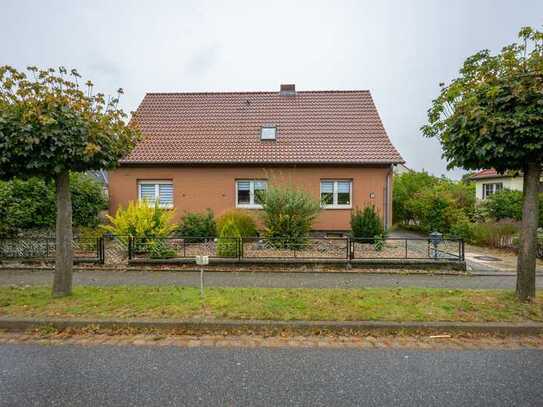 großes Einfamilienhaus mit Nebengebäude, Terrasse und Garten