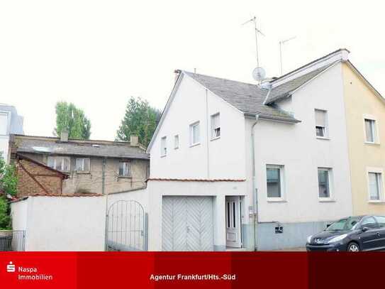 Frankfurt! Zweifamilienhaus mit Garage und Nebengebäude.